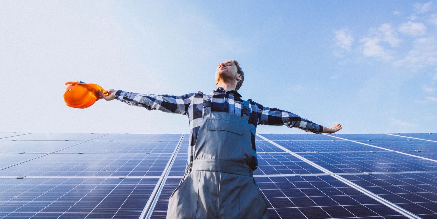 Solaranlage mit Person im Vordergrund