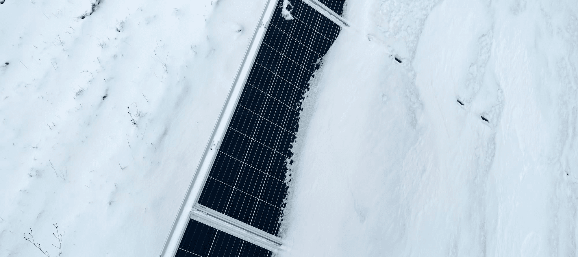 Solaranlage mit Schnee bedeckt